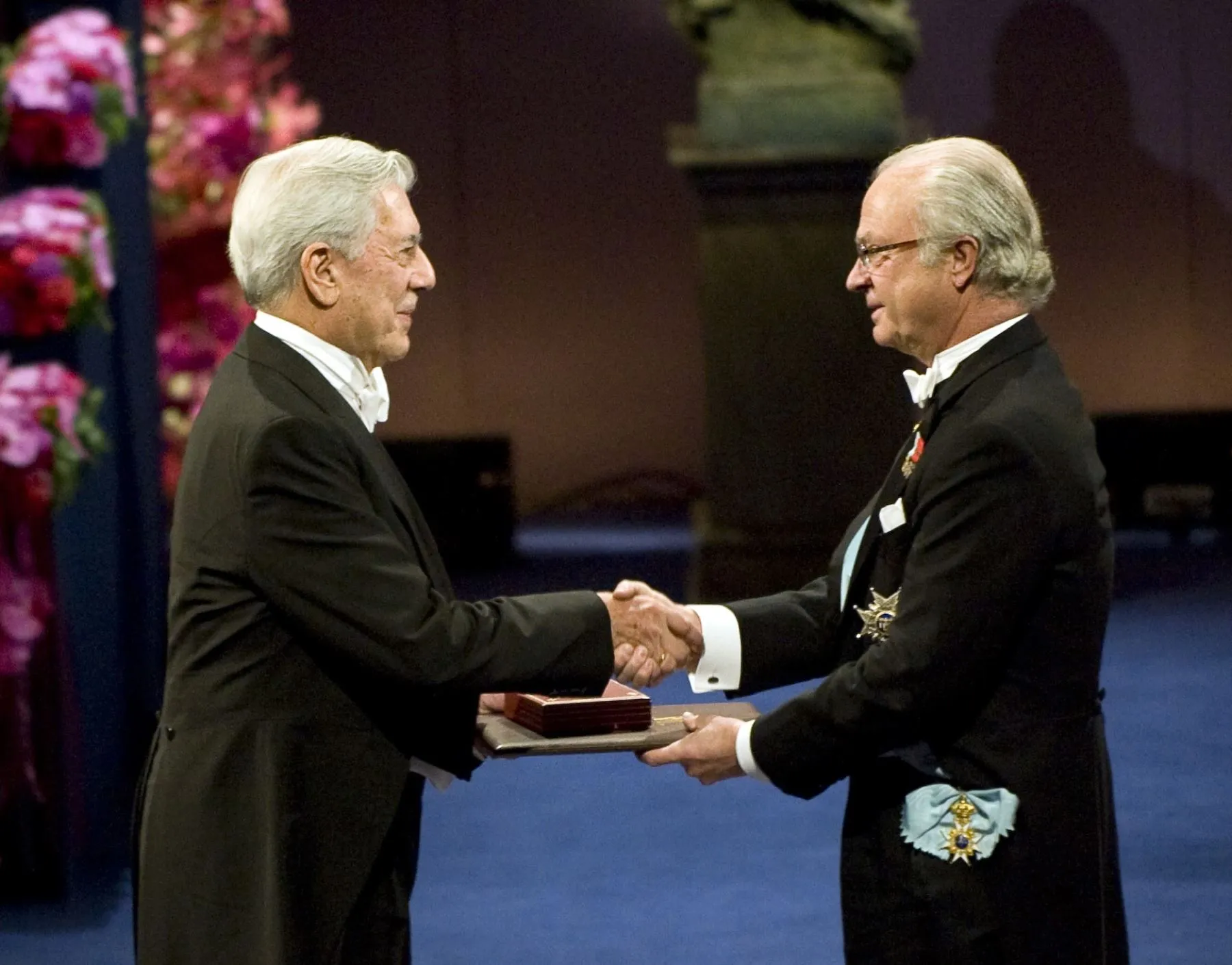 Hace 10 anos Vargas Llosa gano el Nobel en Literatura