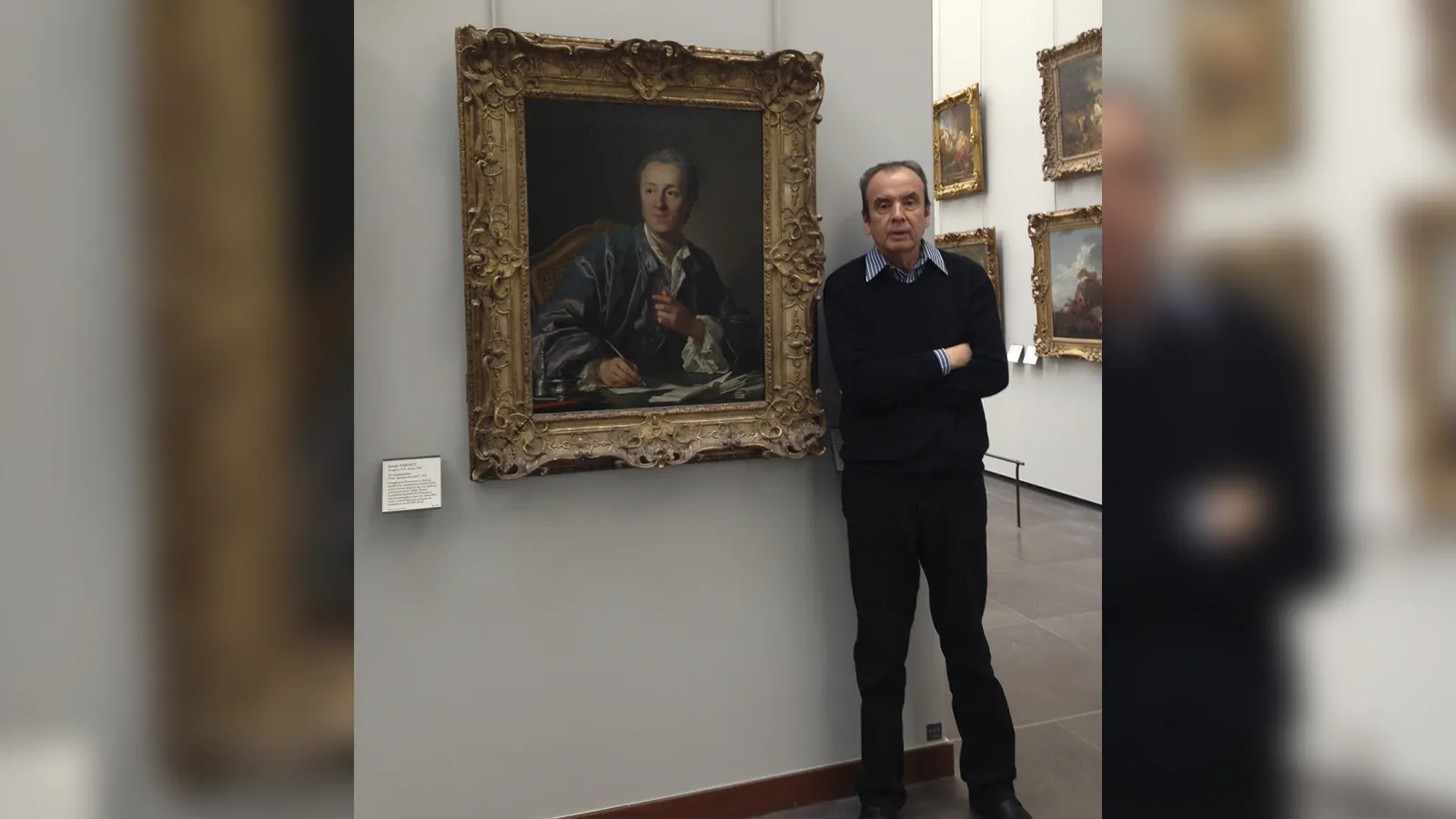 Víctor Hurtado Oviedo junto al retrato de su ídolo filosófico Denis Diderot. Museo del Louvre, París, 2006.