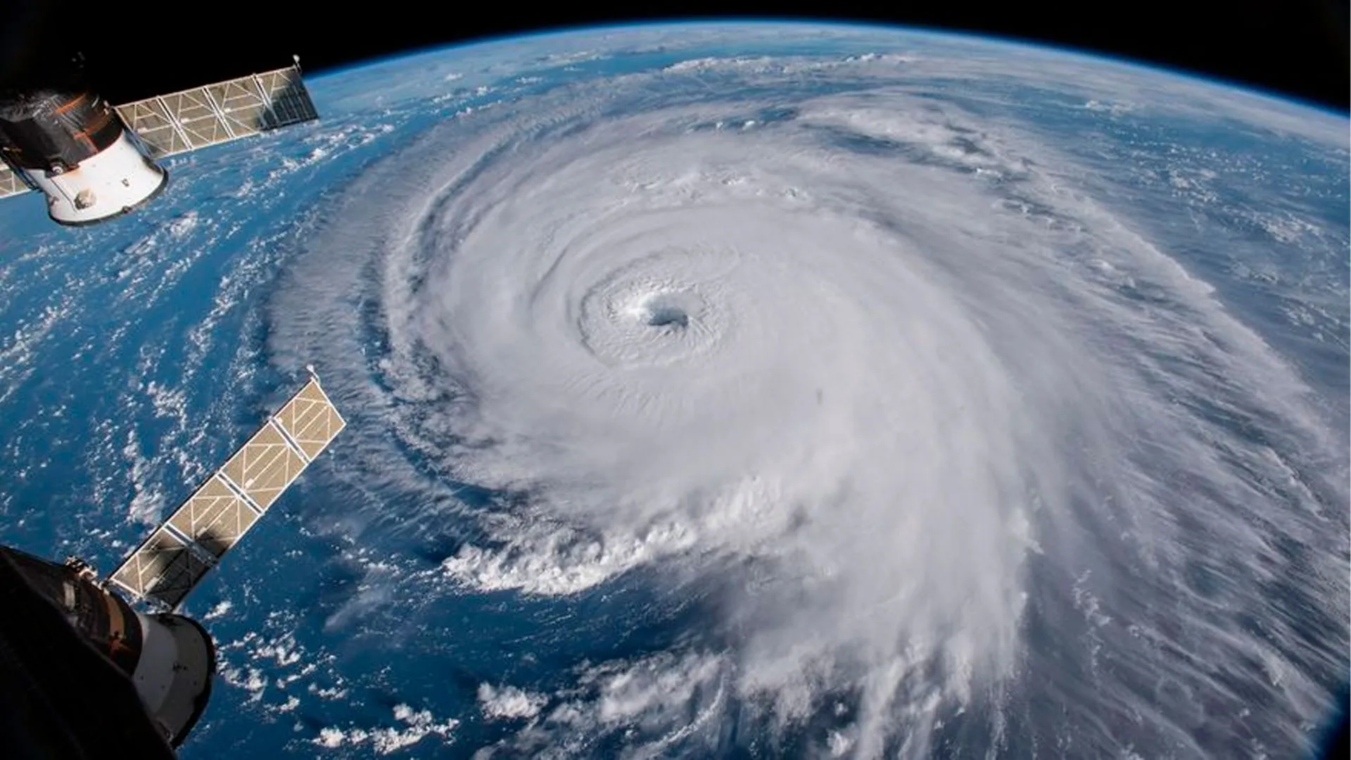 Huracan Florence golpea a Estados Unidos y deja 5 muertos
