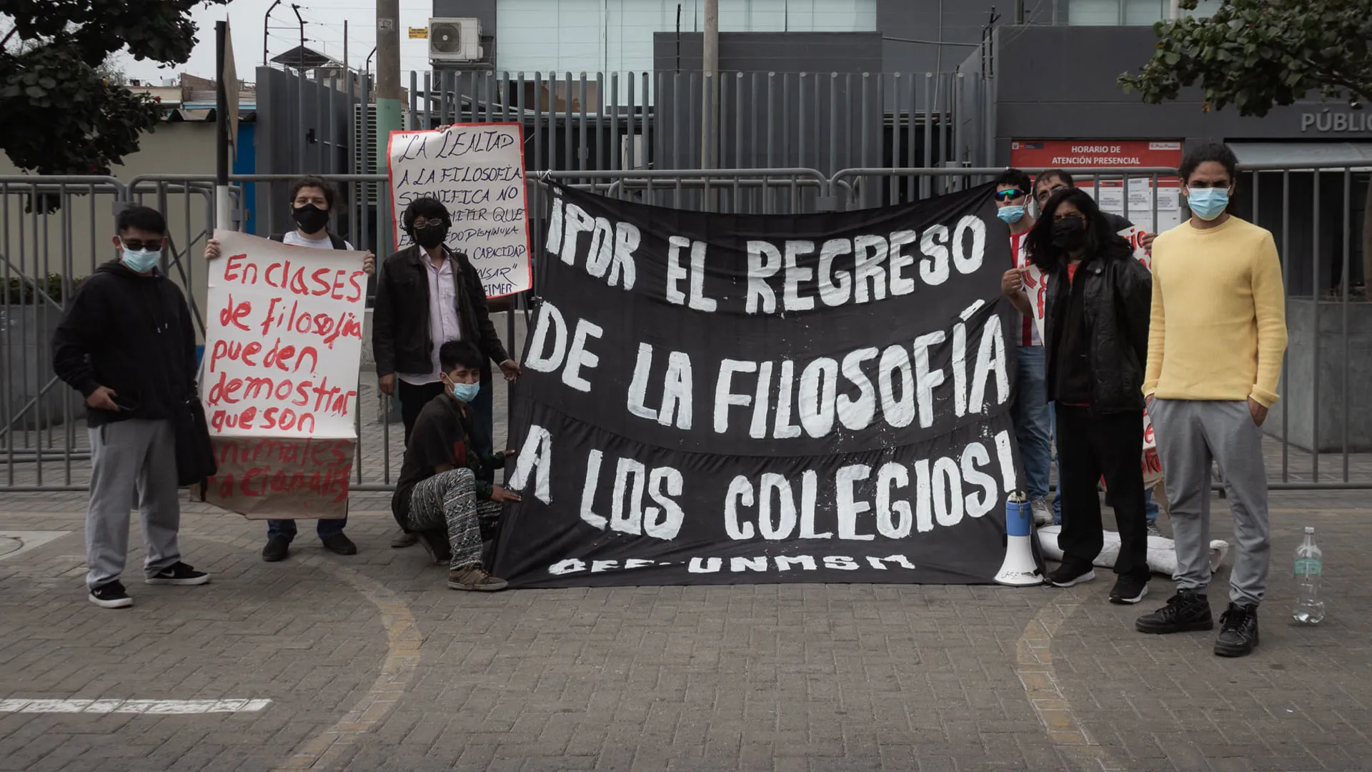 Integrantes del Centro de Estudiantes de Filosofia de la UNMSM piden por el regreso del curso de filosofia a los colegios