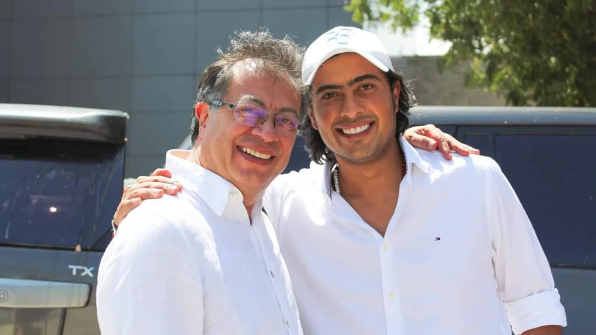 Presidente de Colombia, Gustavo Petro, junto a su hijo Nicolás Petro Burgos, diputado por el Atlántico, quien fue detenido este sábado 29 de julio por los delitos de lavado de activos y enriquecimiento ilícito. Foto: Colprensa