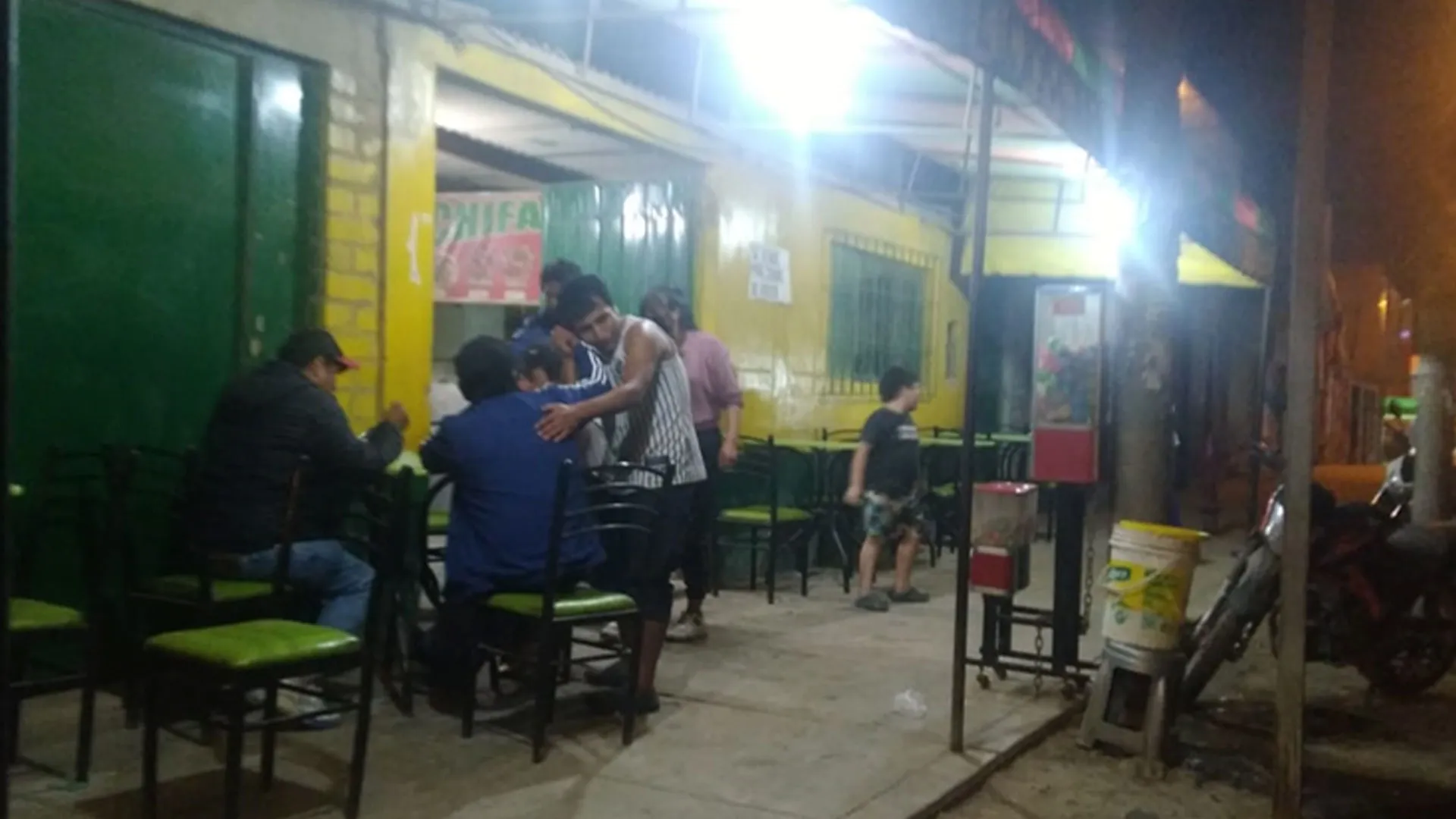 Dos semanas de mesera 3 La polleria Ocana vista desde afuera en el preciso momento en donde llegan algunos supuestos bromistas