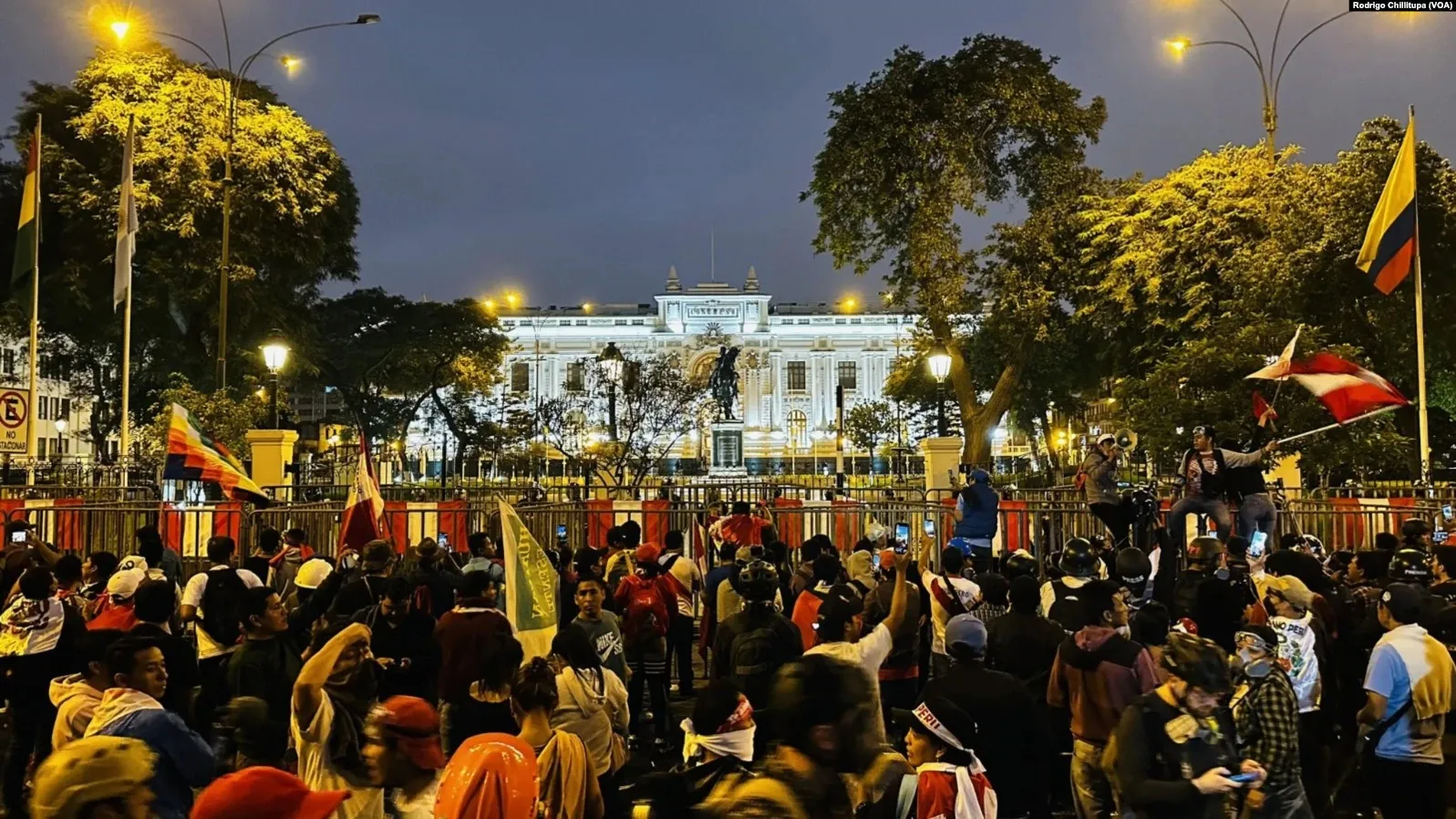 Manifestantes protestan pacificamente frente al Congreso de Peru 19 de julio de 2023 voa