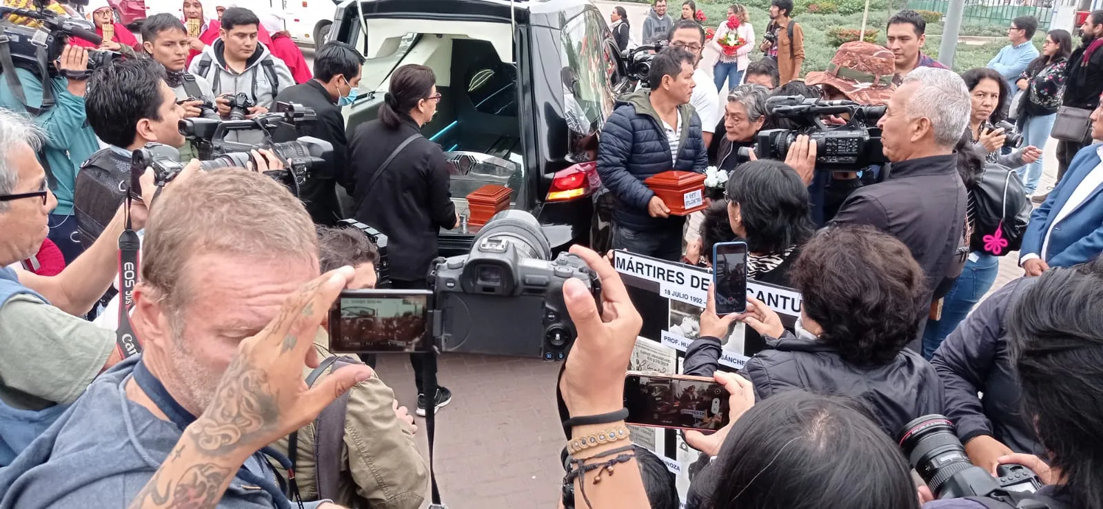 Deudos de La Cantuta entierran a sus seres queridos asesinados por la dictadura de Fujimori y Montesinos 2 Martires de la cantuta enterrados este 2 de septiembre de 2023