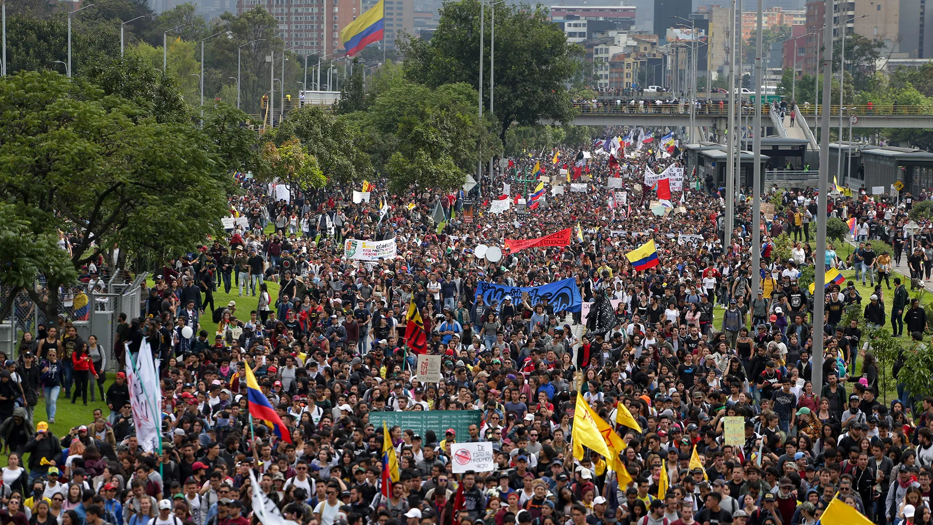 Miles de personas ocupan la Plaza de Bolivar durante el desarrollo del Paro Nacional en Bogota 1