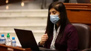 Ministra de Economia respondera hoy 32 preguntas en el primer round de la interpelacion