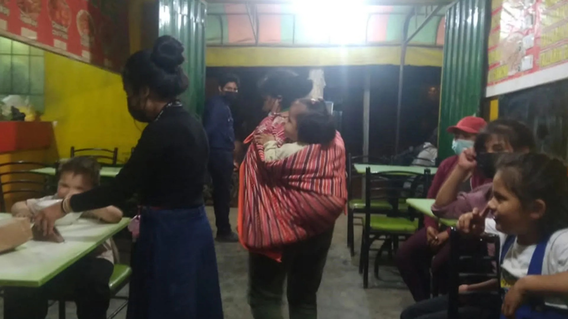 Miriam 21 lleva envuelta a su hija en una manta para asegurarse de que no salga a las peligrosas calles.