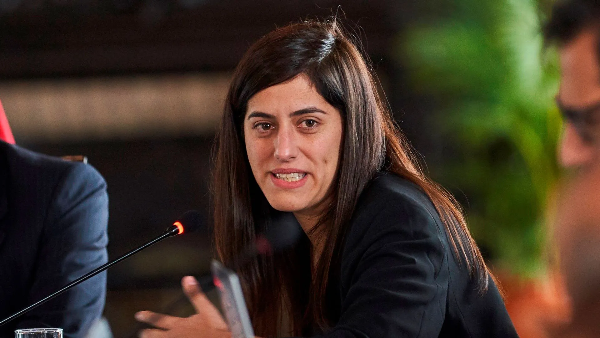 Miss Confiep en problemas porque sus familiares contrataron con el Estado