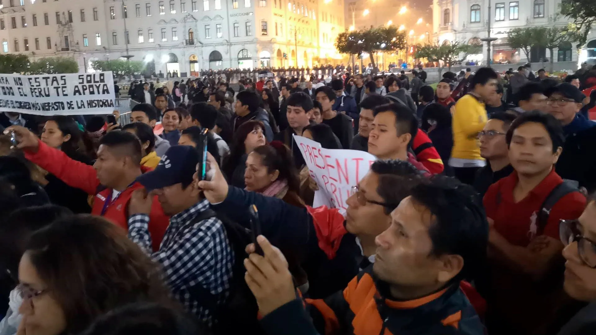 Nutrida marcha de apoyo a la cuestion de confianza
