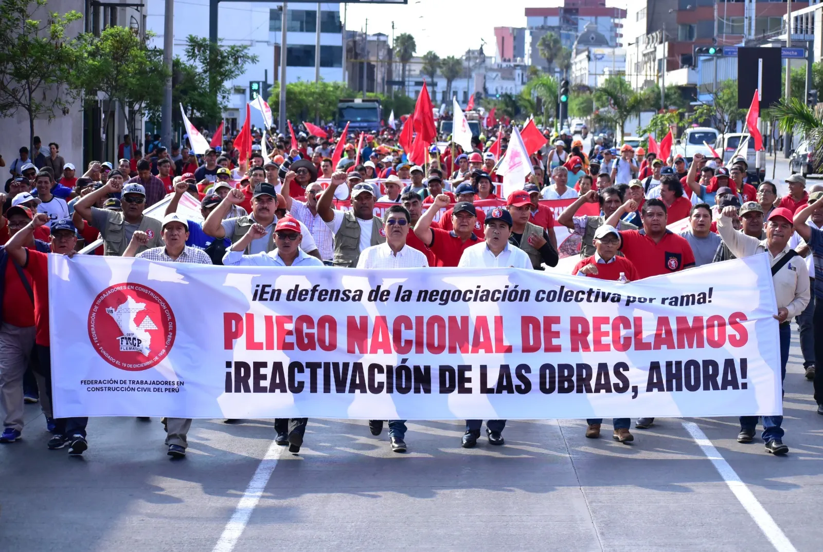 Obreros de construcción demandan aumentos salariales. Foto: FTCCP.