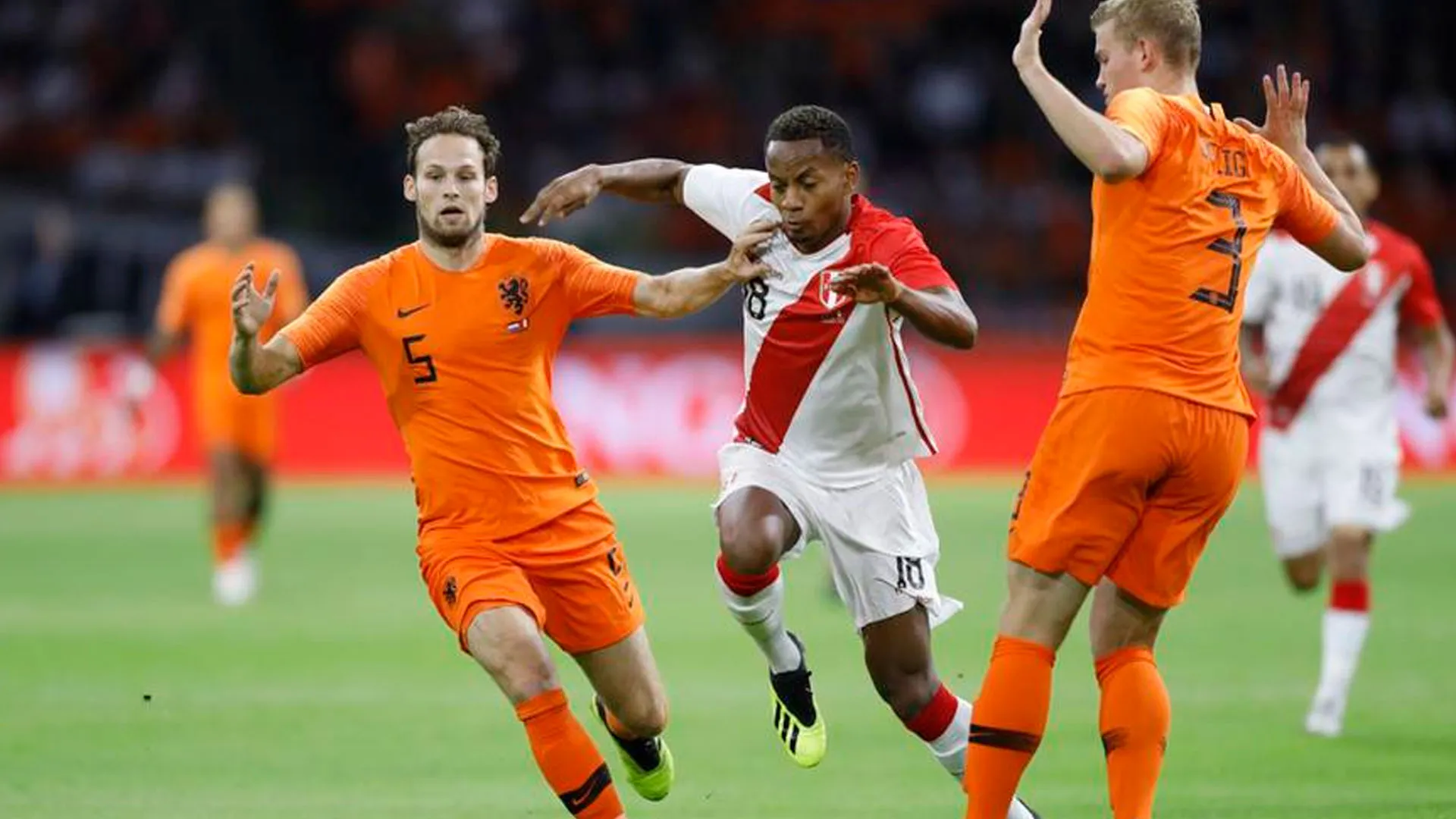 Peru cayo ante Holanda 2 1
