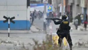 Un policía antidisturbios se enfrenta a los manifestantes durante una protesta en Arequipa el 12 de diciembre de 2022 (Diego Ramos/Getty Images)