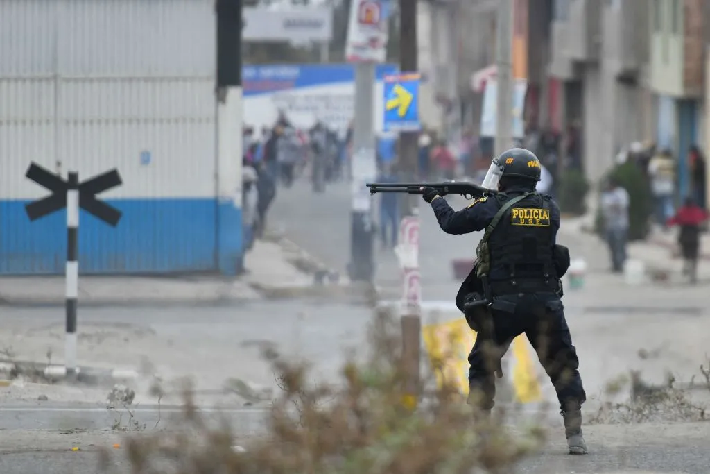 Un policía antidisturbios se enfrenta a los manifestantes durante una protesta en Arequipa el 12 de diciembre de 2022 (Diego Ramos/Getty Images)