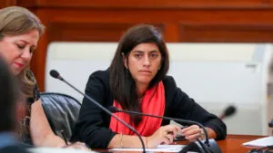 Presentan mocion de censura contra la ministra de Economia