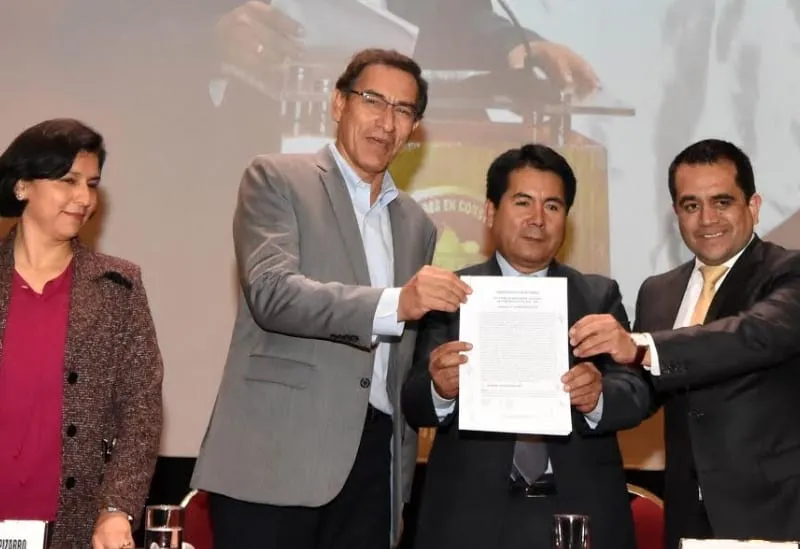 Presidente Vizcarra asiste a firma de convenio entre FTCCP y CAPECO para aumentos de salarios en construccion civil 1