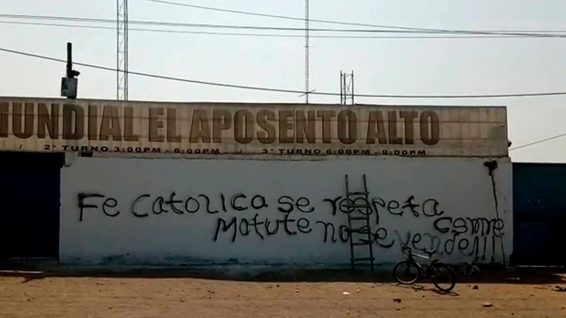 Presuntos hinchas de Alianza pintan local evangelico en Trujillo