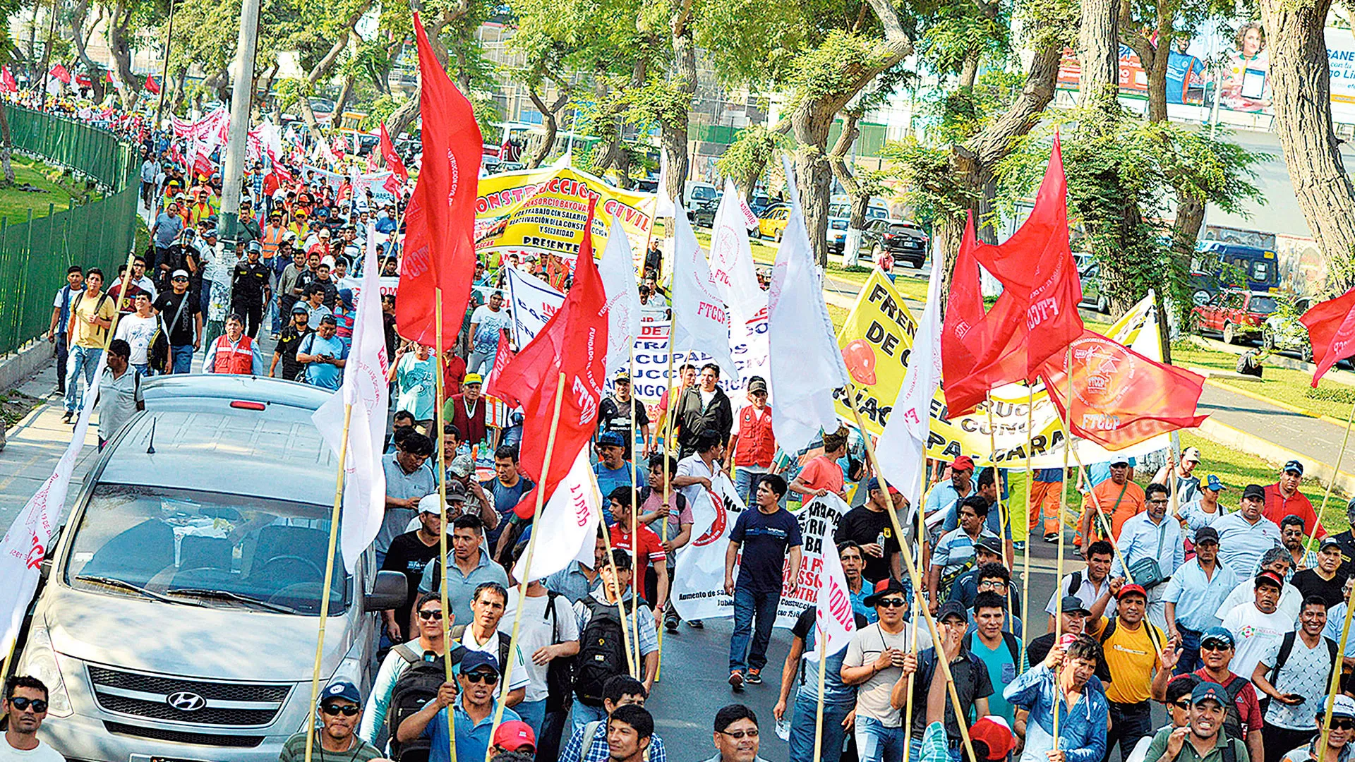 Trabajadores se unen a marcha para sacar a Chavarry