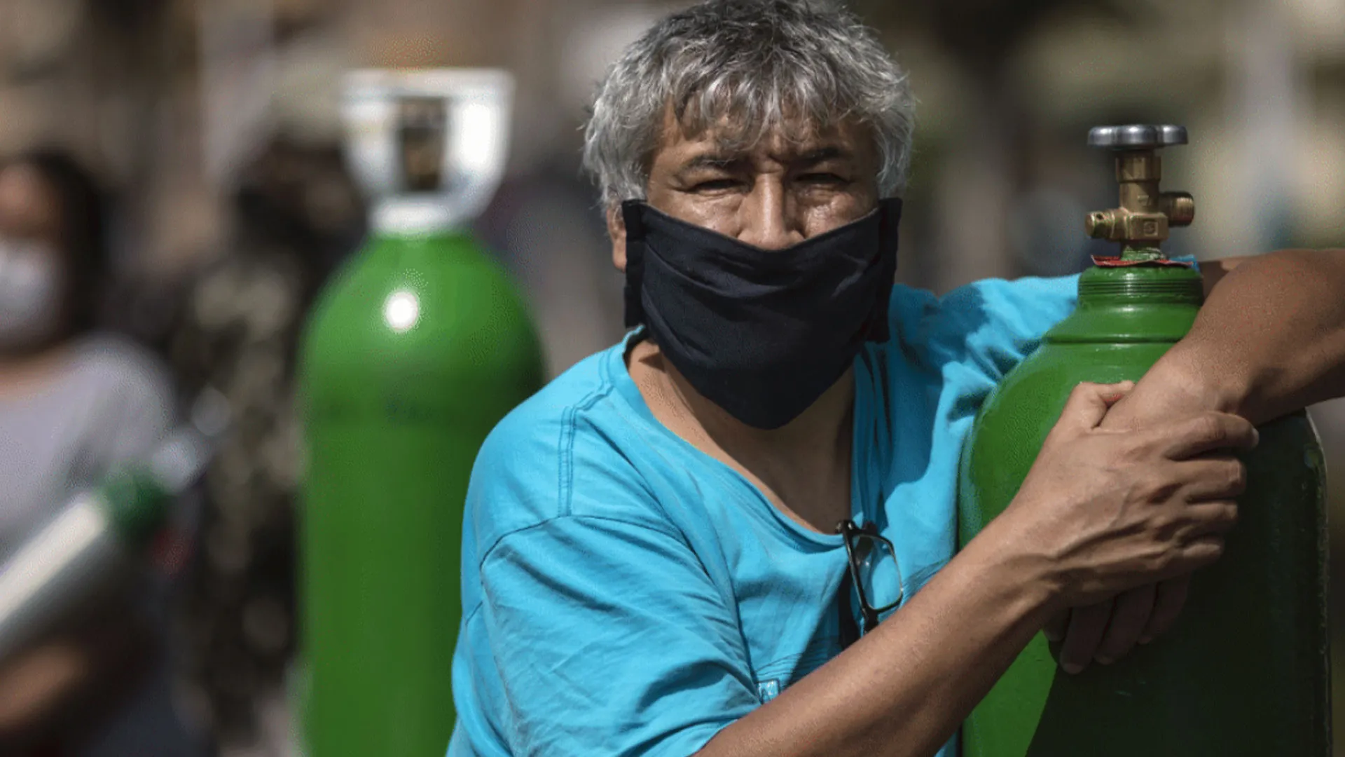 Fiestas Patrias: muchísimo que hacer 4 Un hombre espera recargar un balon de oxigeno en plena primera ola de la covid 19 en el Peru