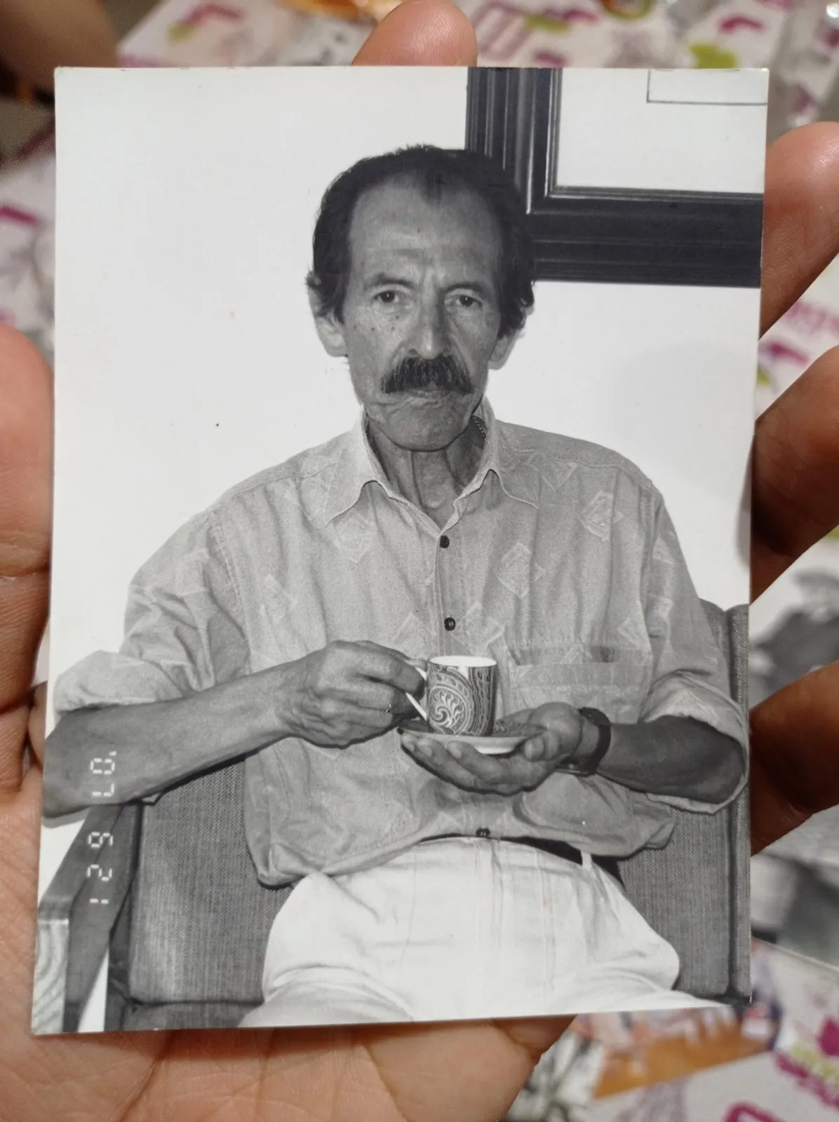 Víctor Solís Ramírez, un apasionante coleccionista de la obra de Julio Ramón Ribeyro 9 Victor Solis comparte una fotografia inedita del admirado escritor Julio Ramon Ribeyro