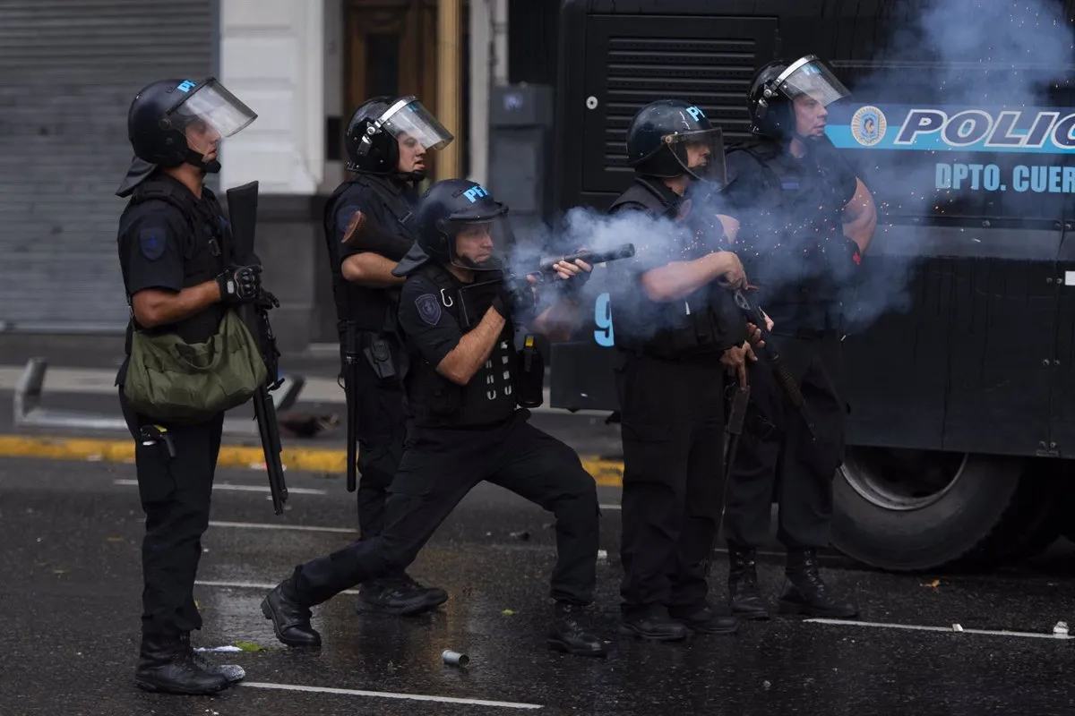Agentes de Policía de Argentina durante una manifestación por la mejora de las pensiones que se tornó en violenta por la participación de hinchas de fútbol - Europa Press/Contacto/Nehuen Rovediello