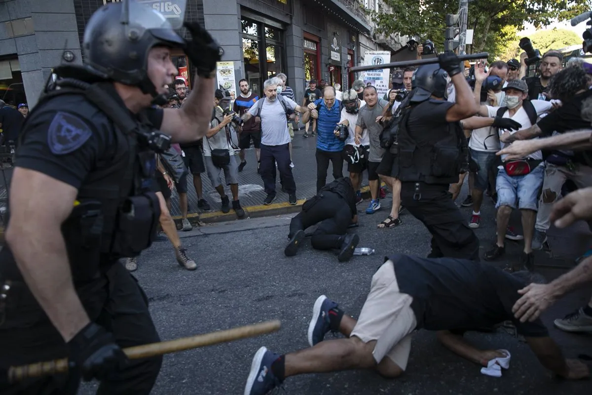 Agentes de policía durante la marcha de los jubilados en Buenos Aires, Argentina - Europa Press/Contacto/Virginia Chaile