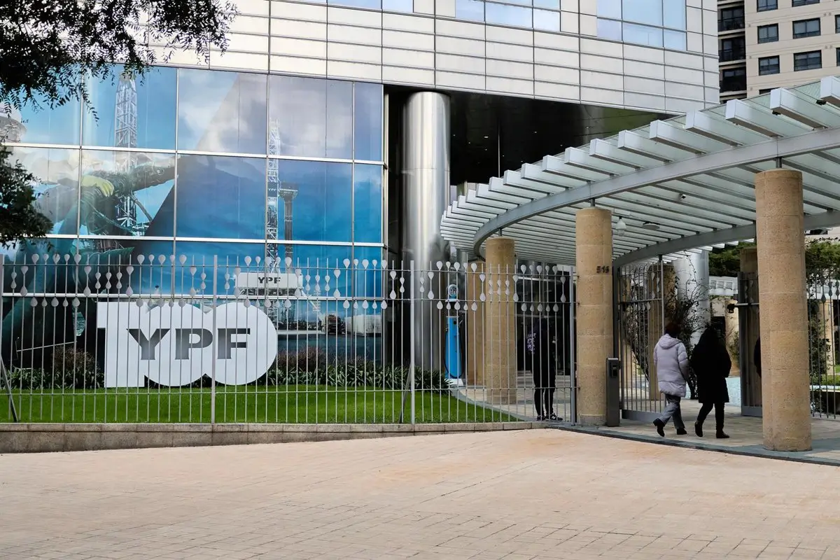 Archivo - El edificio de YPF en Buenos Aires, Argentina - Europa Press