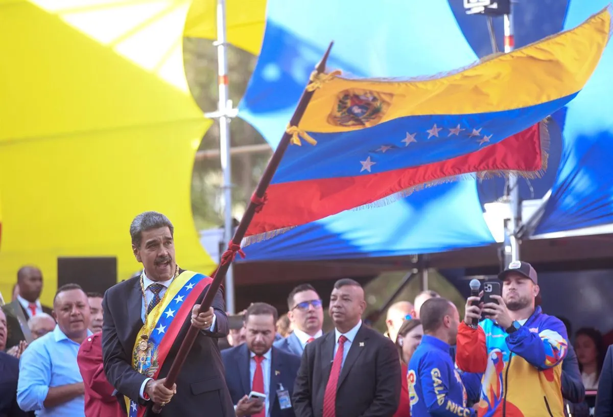 Archivo - El presidente de Venezuela, Nicolás Maduro, ondea una bandera en Caracas - Europa Press/Contacto/Marcos Salgado - Archivo
