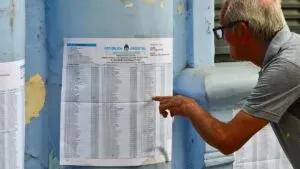 Archivo - Imagen de archivo de un ciudadano argentino observando un listado con el censo electoral - Europa Press/Contacto/Maximiliano Ramos - Archivo