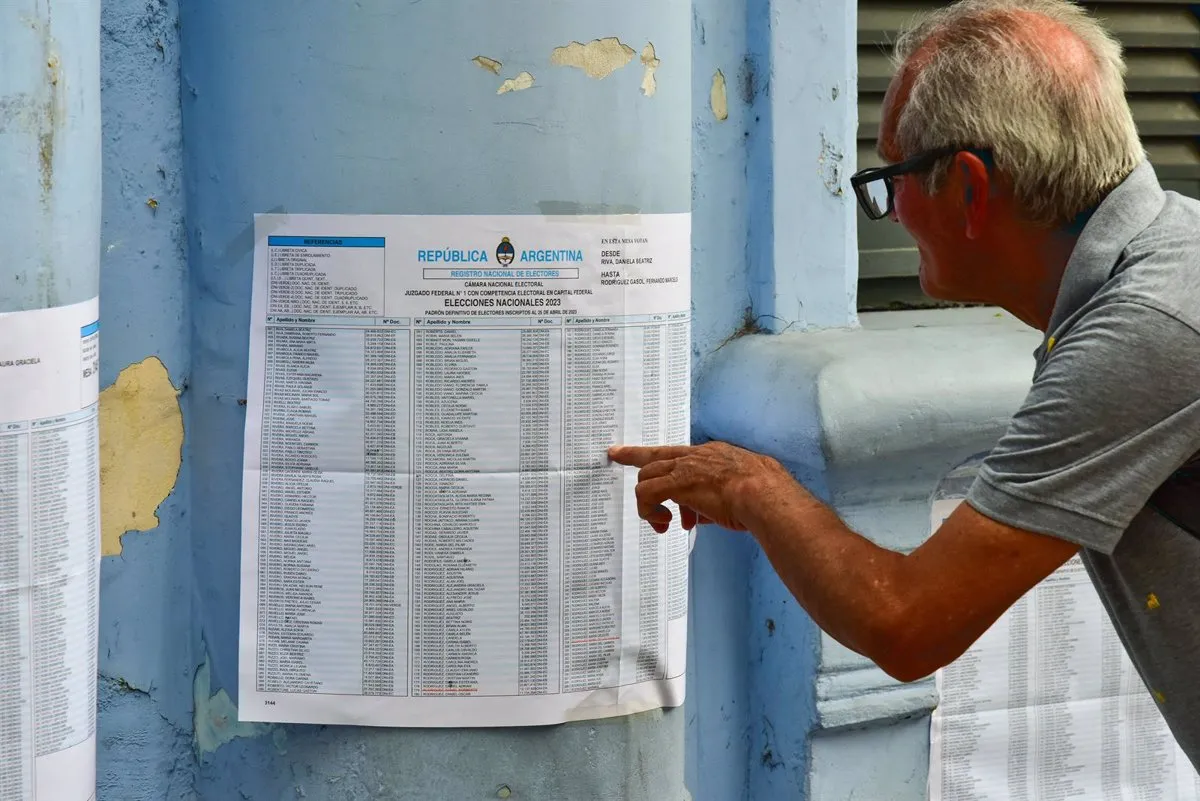 Archivo - Imagen de archivo de un ciudadano argentino observando un listado con el censo electoral - Europa Press/Contacto/Maximiliano Ramos - Archivo