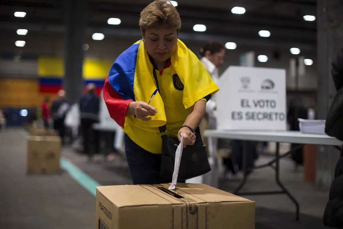 Archivo - Imagen de archivo de una mujer ecuatoriana votando en las elecciones presidenciales de Ecuador de 2023 - Europa Press/Contacto/Luis Soto - Archivo