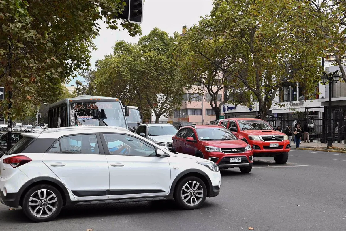 Archivo - Los coches circulan por Viña de Mar, Chile, durante el apagón masivo - PABLO OVALLE ISASMENDI/Agencia U / DPA
