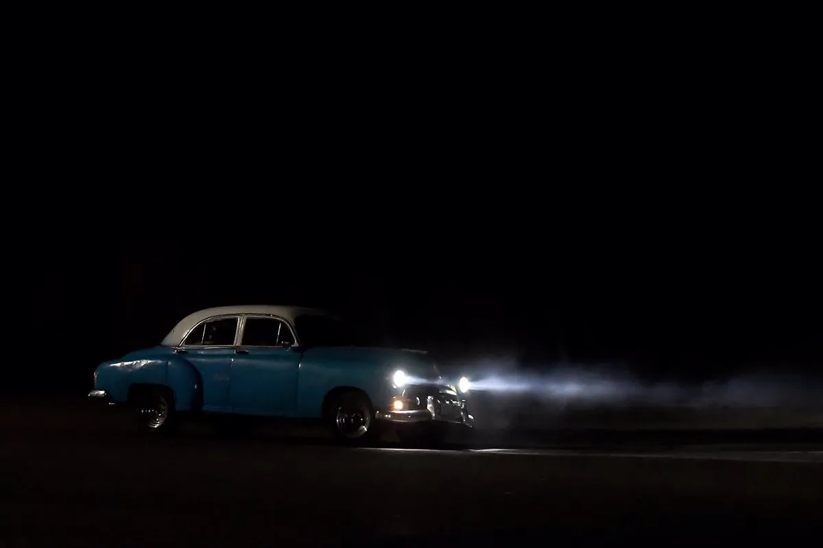Archivo - Un coche antiguo circula por una avenida oscura tras un apagón en La Habana - Europa Press/Contacto/Joaquin Hernandez