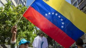 Archivo - Un seguidor de Vente Venezuela ondea la bandera nacional durante una protesta contra el presidente del país, Nicolás Maduro - Europa Press/Contacto/Jimmy Villalta - Archivo