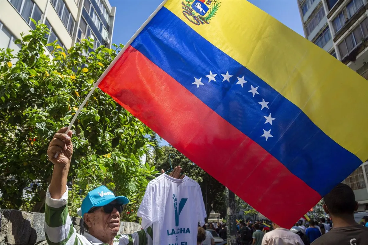 Archivo - Un seguidor de Vente Venezuela ondea la bandera nacional durante una protesta contra el presidente del país, Nicolás Maduro - Europa Press/Contacto/Jimmy Villalta - Archivo