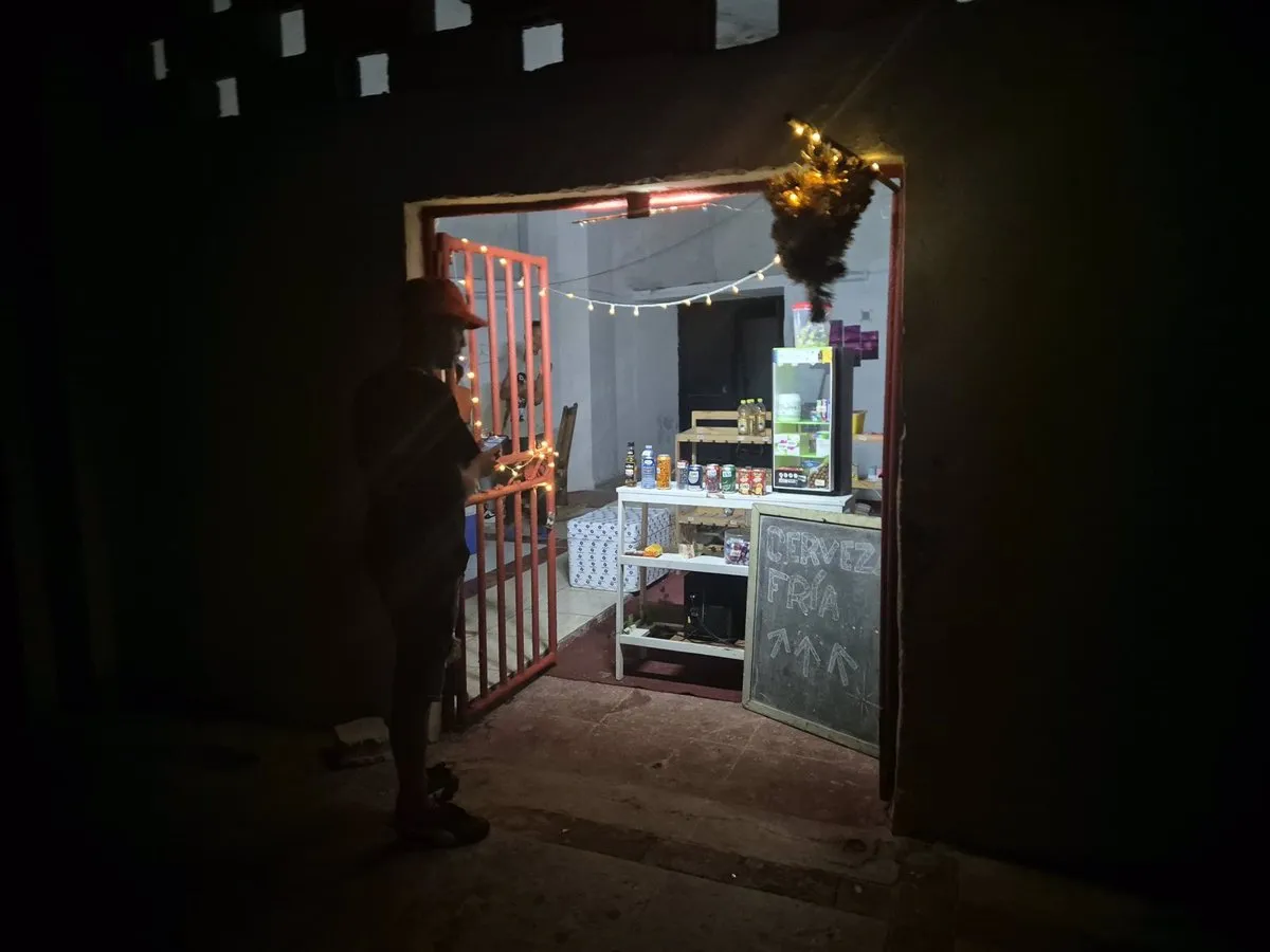 Archivo - Una tienda de La Habana durante un apagón en octubre de 2024 - Nick Kaiser/dpa - Archivo