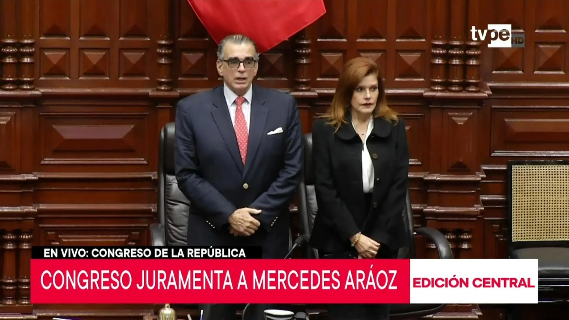 Mercedes Aráoz juró como presidenta interina en el Congreso