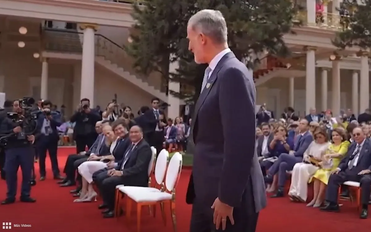 el rey y milei intercambian un lejano saludo en la toma de posesion de bukele 665b58ec09f52