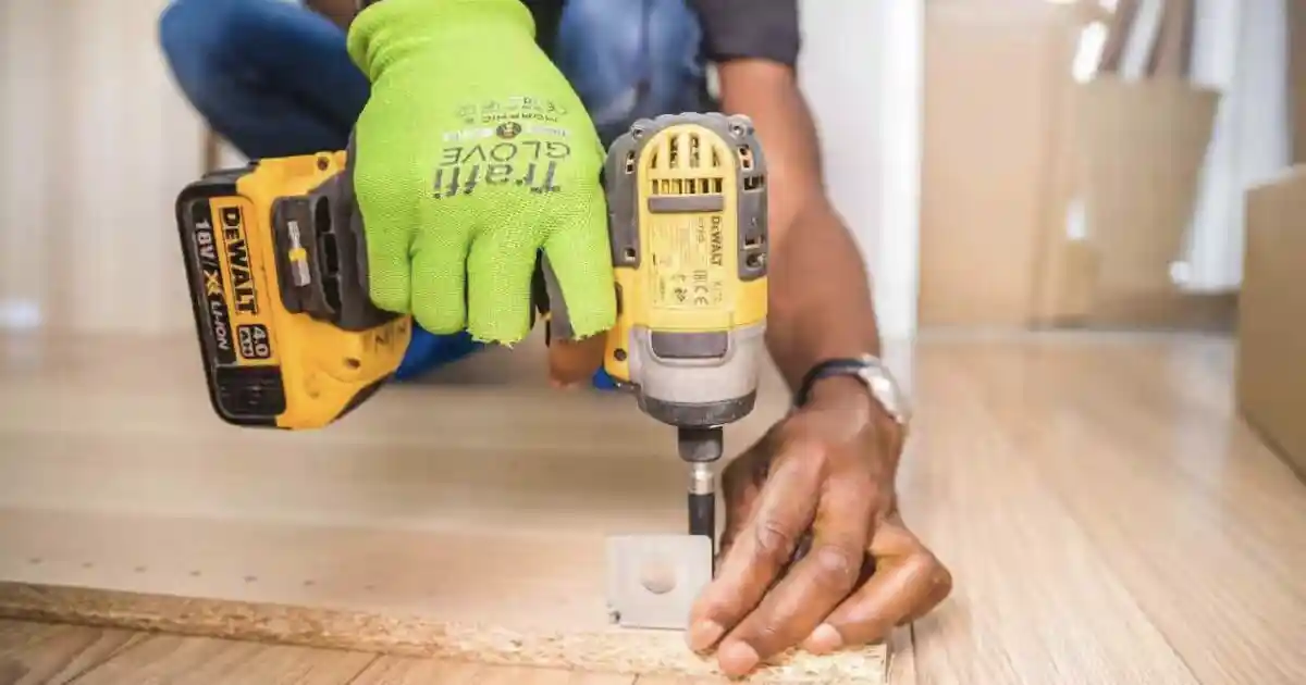 Domina el arte de ensamblar muebles con estas herramientas esenciales | Foto: Bidivine / Pexels