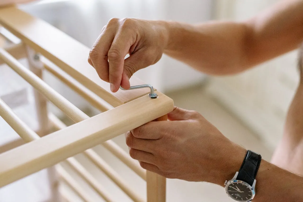 Las 5 herramientas imprescindibles para armar muebles como un profesional 3 Herramientas clave para montar muebles sin frustraciones | Foto: Yan Krukau / Pexels