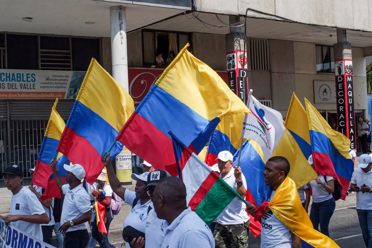 Archivo - Manifestantes colombianos portan banderas en una protesta - Europa Press/Contacto/Sebastian Marmolejo