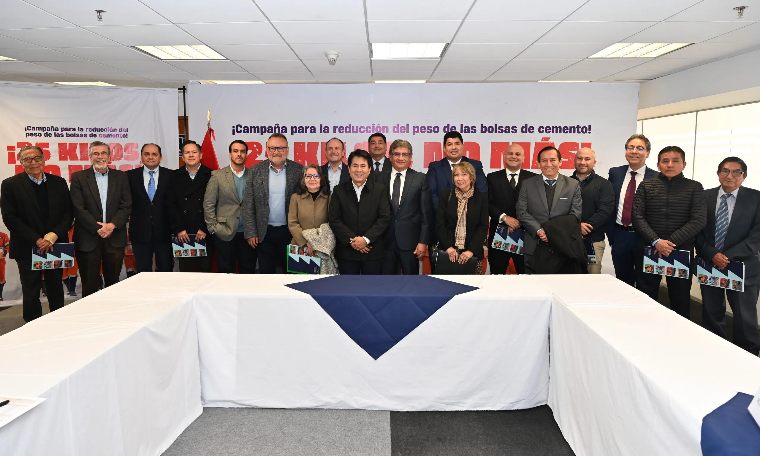 Trabajadores y empresarios exigen limitar a 25 kilos el peso de las bolsas de cemento en el Perú