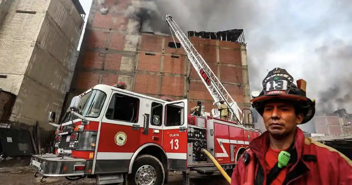 Bomberos trabajan para apagar incendio en Barrios Altos, Lima | Foto: Andina