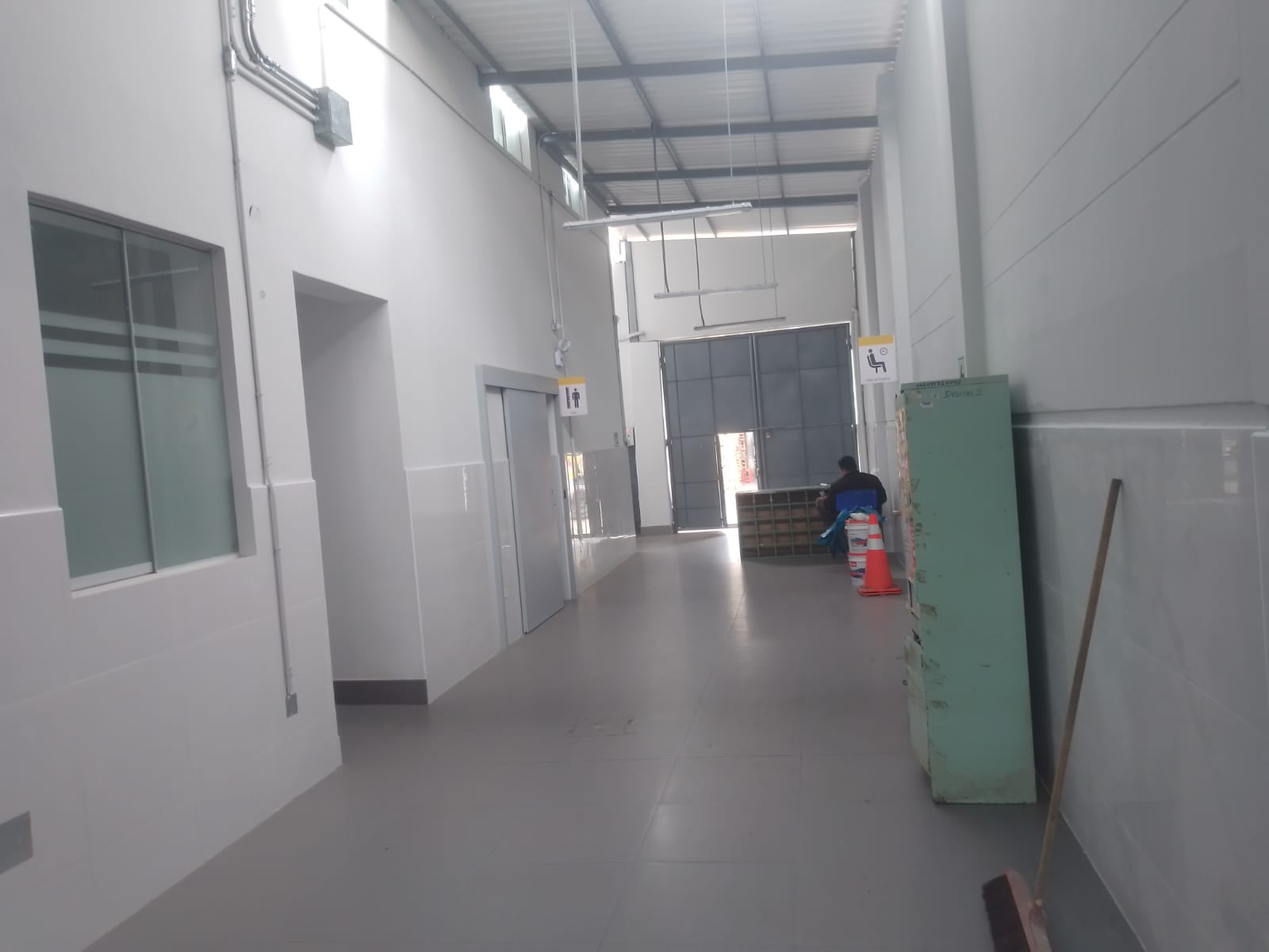 Centro de Salud El Pino abandonado a su suerte 3 Asà luce tras su remodelación que debió durar según el contrato, dos meses. Bajo ese plazo se trasladó a una loza deportiva inadecuada y se prolong por medio año.