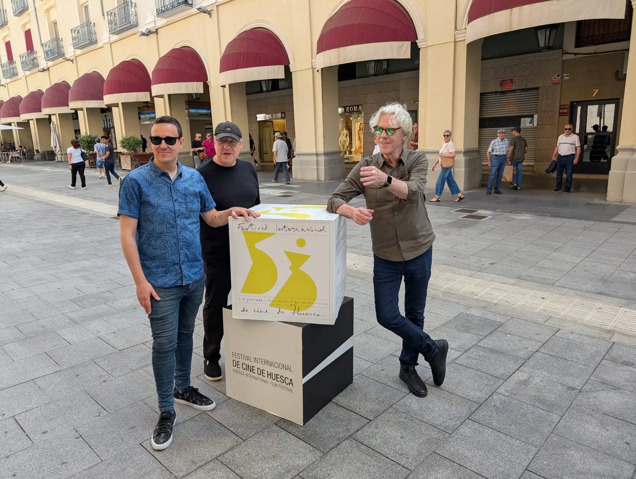 “Copeland” de The Police, Un sueño cumplido en el Festival de Huesca 3 Pablo Aragüés, Tarquin Gotch (manager y productor) y Stewart Copeland en Huesca
