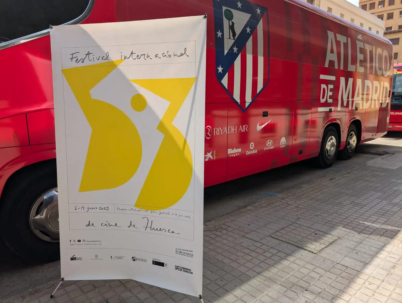 Huesca: La joya de los Pirineos que une cine y fútbol en un fin de semana épico 2 El bus del Atlético de Madrid y el festival de cine de Huesca el mismo fin de semana.