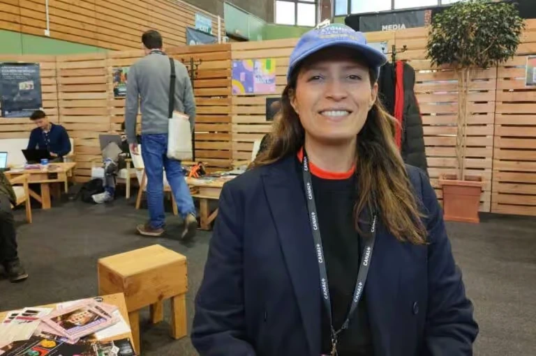Lilibeth Bolívar, productora ejecutiva de Caribe Atómico Film Festival, evento que celebra la riqueza cultural y cinematográfica del Caribe y América Latina, atravesando Caracas de este a oeste, con el objetivo de desgentrificar y reconquistar espacios urbanos | Foto: David Sánchez