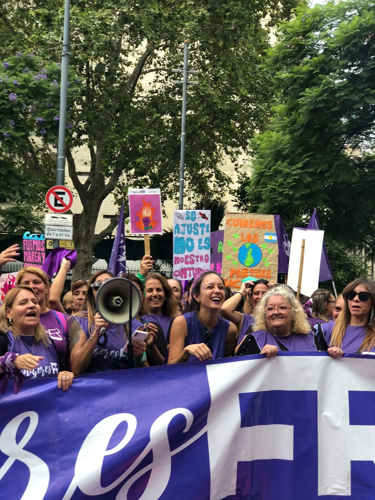 Miles de mujeres tomaron las calles contra el machismo, la desigualdad y las peligrosas políticas de Javier Milei (Foto: Banderlin Chavez)