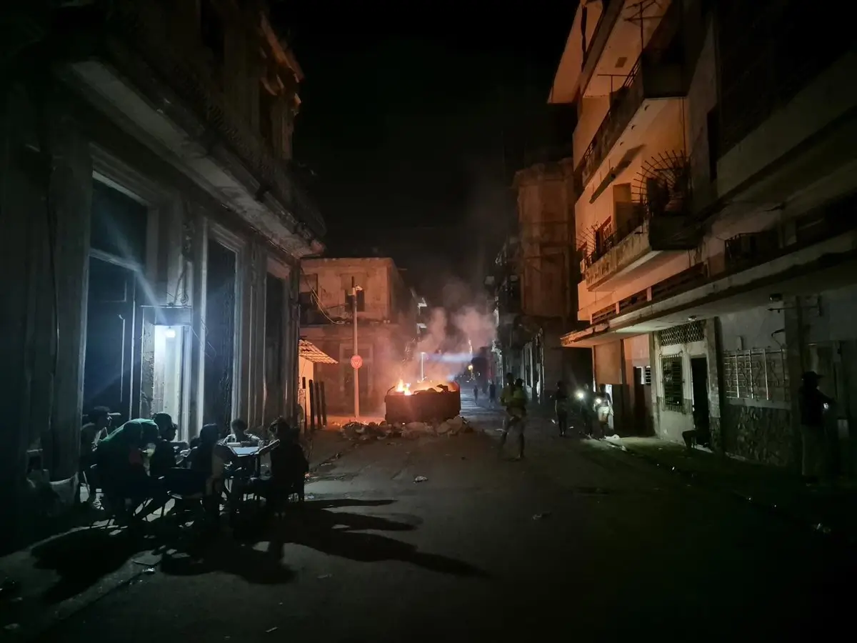 Archivo - Imagen de archivo de una hogera encendida en una calle de Cuba durante un apagón. - Nick Kaiser/dpa - Archivo