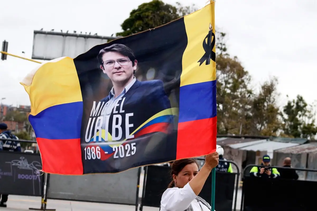 Archivo - Una persona ondea una bandera colombiana con una foto de Miguel Uribe Turbay durante su funeral - Europa Press/Contacto/Jorge Londono - Archivo