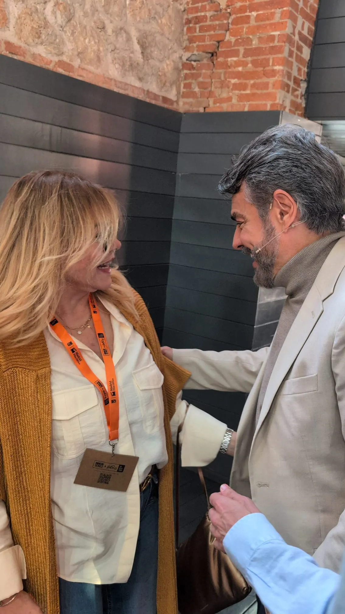 Perú brilla en Iberseries & Platino Industria 2025: Un encuentro clave para el audiovisual iberoamericano 2 Gisela Valcárcel saluda a Eugenio Derbez en Iberseries y Platino Industria